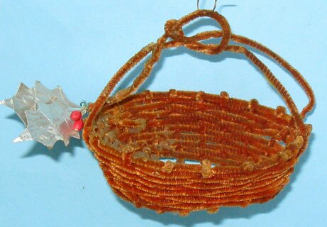 51: basket made of old pipecleaners,ca 9cm wide and only 2,5cm high, excl. handle 